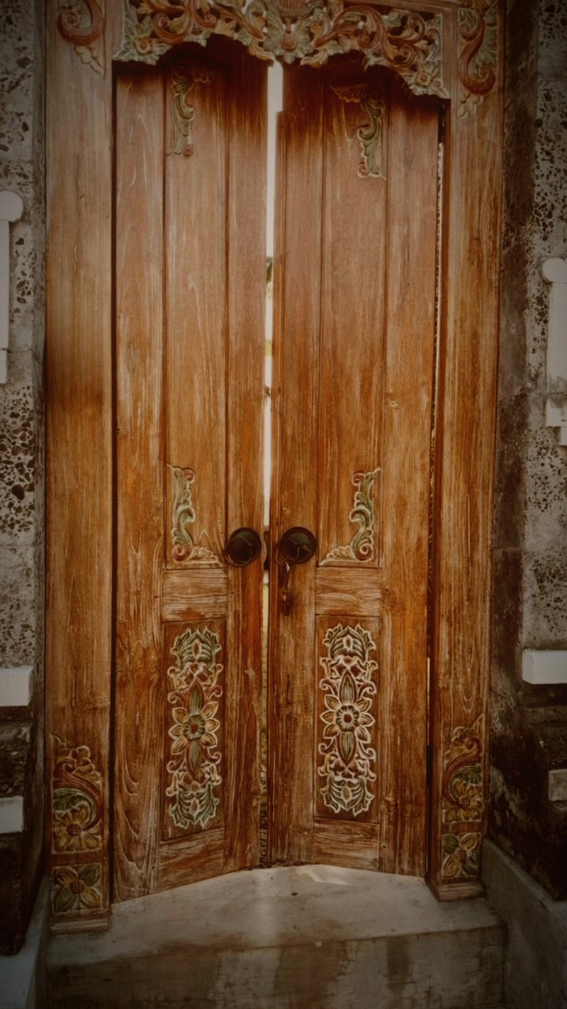Traditionele Balinese gesneden deur — een ingang naar binnen