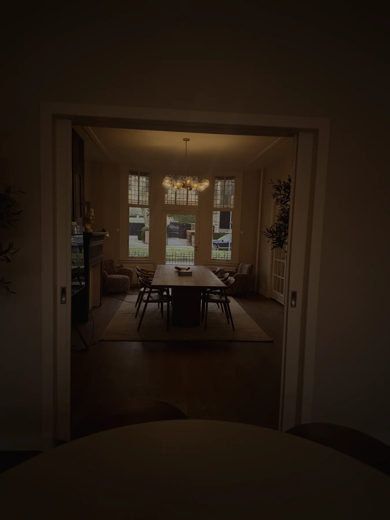 De ruimte met de lange tafel, in warm avondlicht